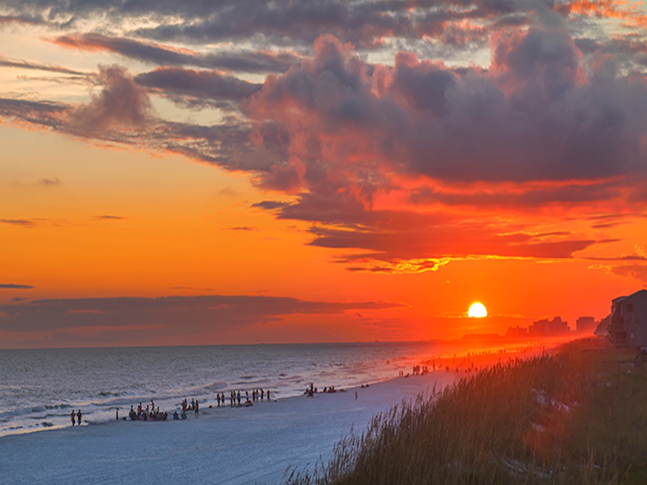 Golden Hour Gatherings: Best of the Emerald Coast’s Sunset Spots for Large Groups