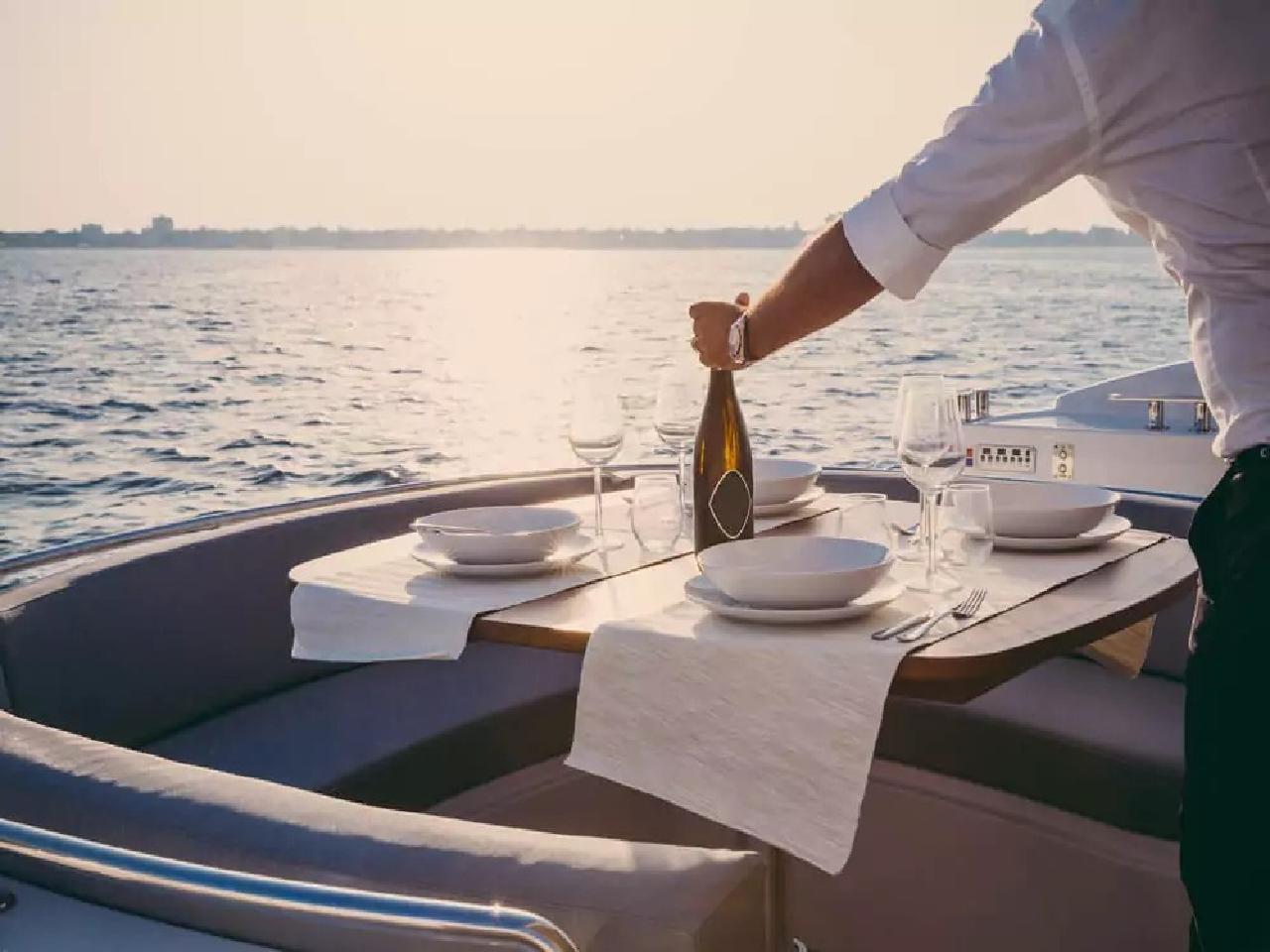 Sunset Feasts: Best Emerald Coast Waterfront Dining Cruises for Large Groups